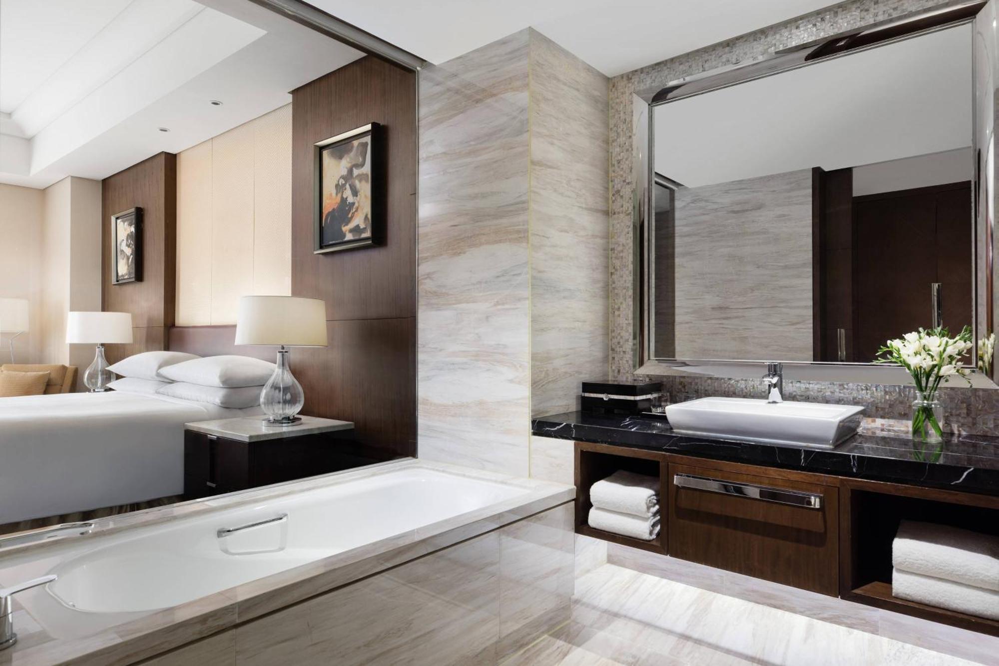 Shanghai Marriott Hotel Pudong East - Only A 30 Minute Drive From Disney Exteriör bild